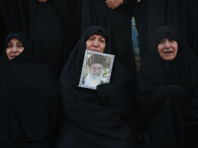 Iran, sostenitori del regime piangono la morte di Khamenei