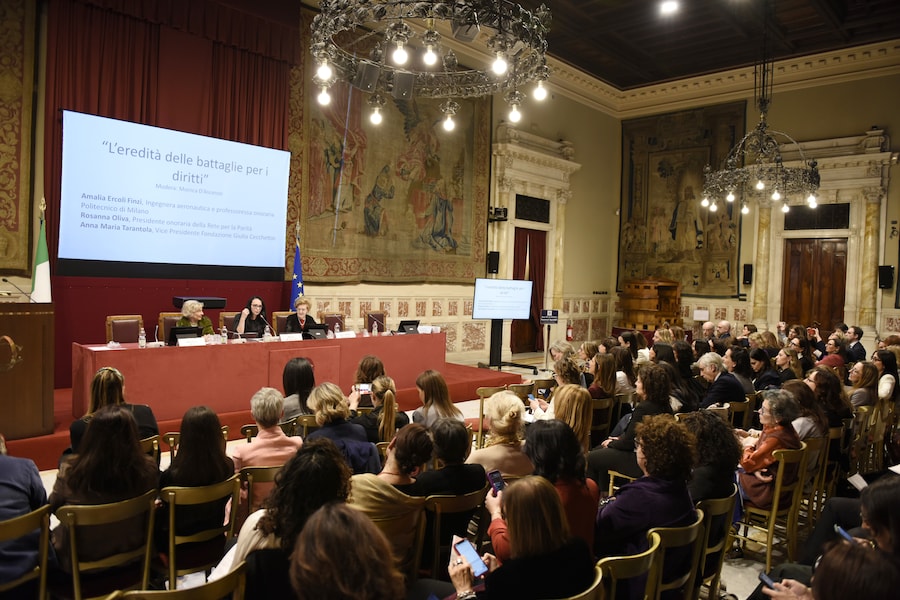 La tavola rotonda “L’eredità delle battaglie per i diritti” con Rosanna Oliva de Conciliis, presidente onoraria della Rete per la Parità e Anna Maria Tarantola, vicepresidente Fondazione Giulia Cecchettin (Paolo Poce)