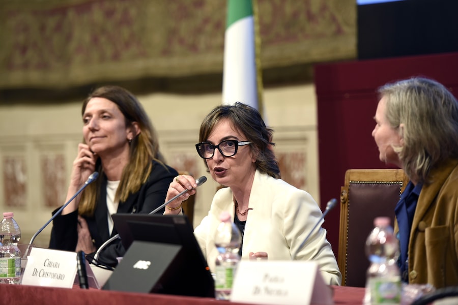 La tavola rotonda “Violenza di genere: dalle leggi alla realtà”: da sinistra, Cristina Carelli, presidente D.i.Re – Donne in rete contro la violenza, la giornalista Chiara Di Cristofaro, Paola Di Nicola Travaglini, giudice della Corte di Cassazione. In collegamento, il presidente del Tribunale di Milano Fabio Roia (Paolo Poce)