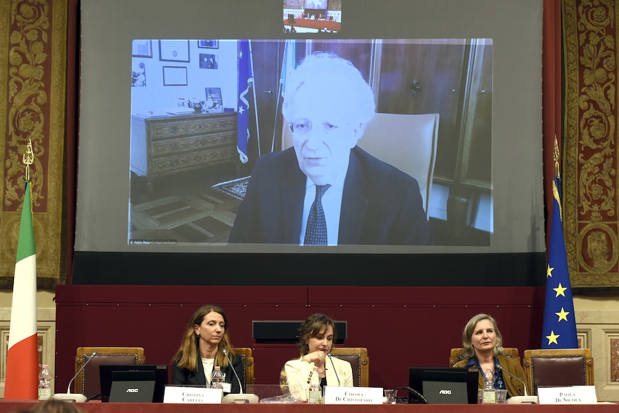 La tavola rotonda “Violenza di genere: dalle leggi alla realtà”: da sinistra, Cristina Carelli, presidente D.i.Re – Donne in rete contro la violenza, la giornalista Chiara Di Cristofaro, Paola Di Nicola Travaglini, giudice della Corte di Cassazione. In collegamento, il presidente del Tribunale di Milano Fabio Roia (Paolo Poce)
