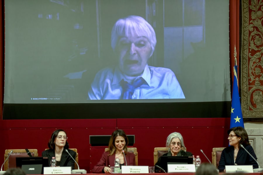 La tavola rotonda “La scrittura per le donne”: on collegamento, le scrittrici Bianca Pitzorno e Nadia Terranova; da sinistra Giulia Caminito, la giornalista Manuela Perrone, Sandra Petrignani e Tea Ranno (Paolo Poce)