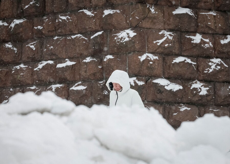Una donna cammina per strada dopo una forte nevicata in una fredda giornata invernale nel centro di Kiev (REUTERS)