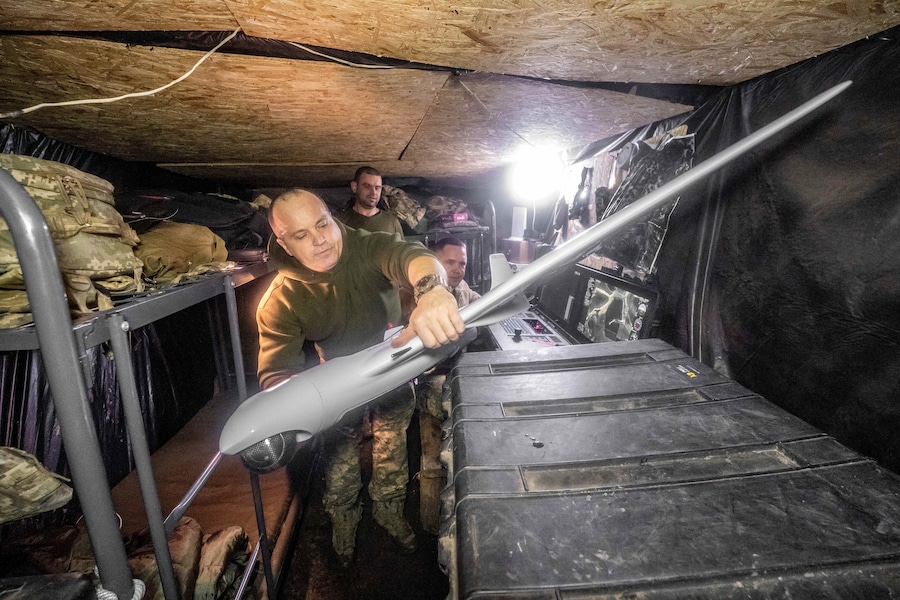 Un soldato ucraino della 48a brigata separata si prepara a lanciare un drone da ricognizione per un’azione nella regione di Kharkiv, Ucraina (APN)