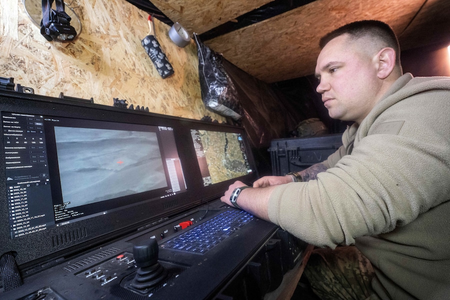 Un soldato ucraino della 48a brigata separata controlla un drone da ricognizione in azione nella regione di Kharkiv, Ucraina (APN)