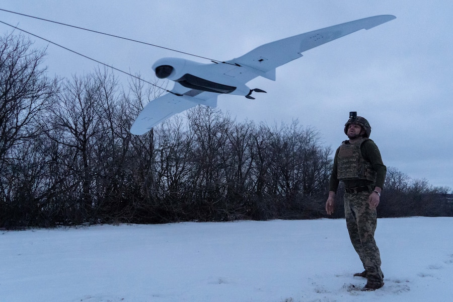 Un soldato ucraino della 48a brigata separata lancia un drone da ricognizione nella regione di Kharkiv, Ucraina (APN)