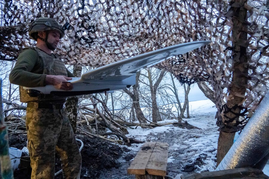 Un soldato ucraino della 48a brigata separata lancia un drone da ricognizione per un’azione nella regione di Kharkiv, Ucraina (APN)
