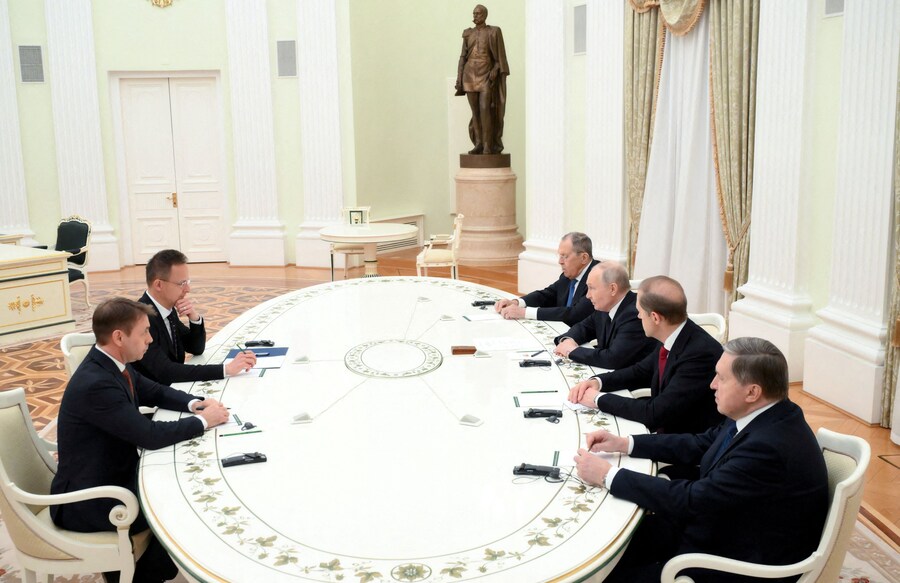 Il ministro degli Esteri russo Sergei Lavrov, il presidente Vladimir Putin, il vice primo ministro Denis Manturov e l’assistente presidenziale Yury Ushakov partecipano a un incontro con il ministro degli Esteri ungherese Peter Szijjarto a Mosca (via REUTERS)