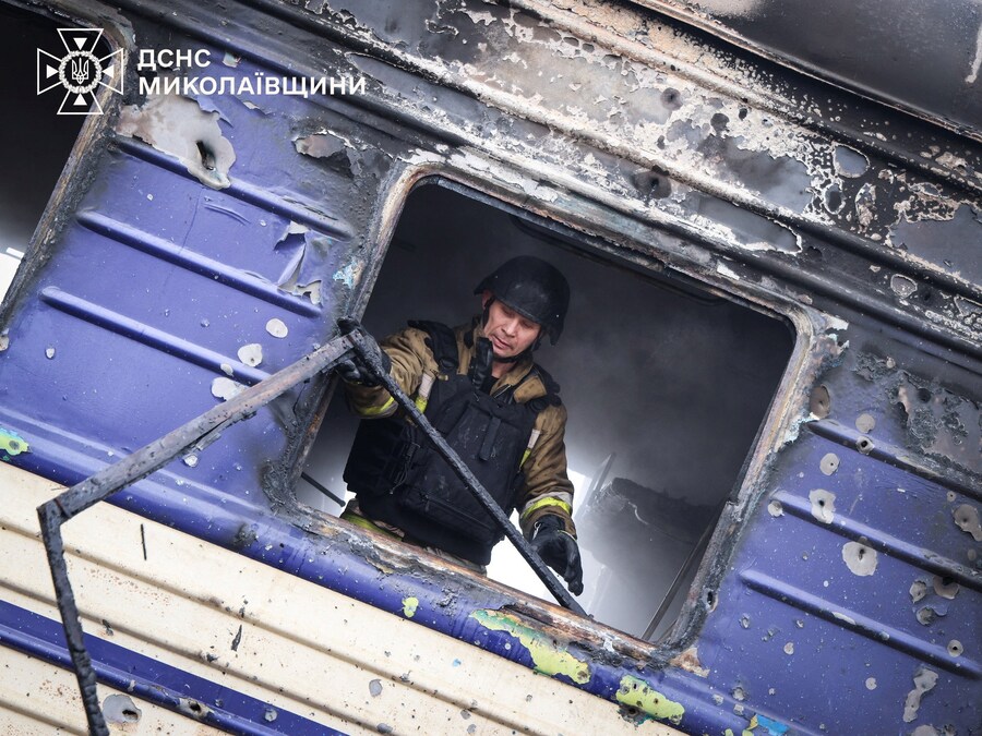 Un pompiere lavora su un treno passeggeri colpito da un drone russo in una stazione ferroviaria nella regione di Mykolaiv, Ucraina (via REUTERS)