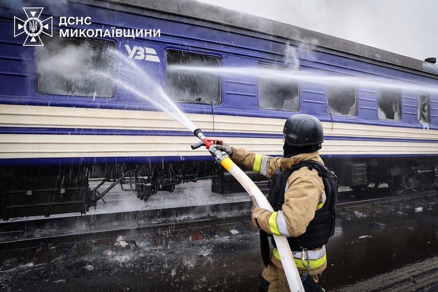 Un pompiere spegne un incendio in un treno passeggeri colpito da un drone russo in una stazione ferroviaria nella regione di Mykolaiv, Ucraina (via REUTERS)