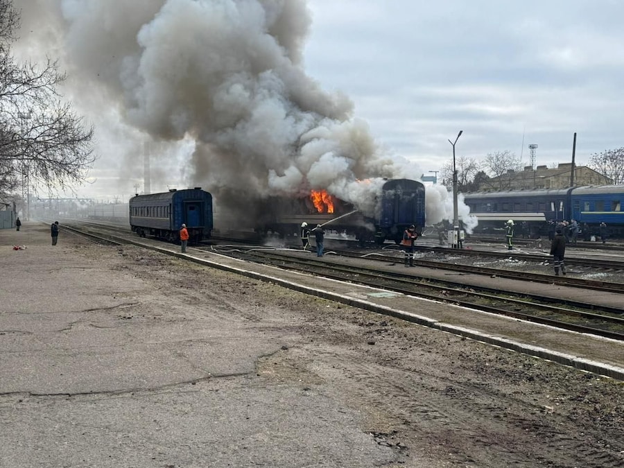 I vigili del fuoco spengono un treno passeggeri dopo che è stato colpito da un attacco di un drone russo in una stazione ferroviaria nella regione di Mykolaiv, Ucraina (via REUTERS)