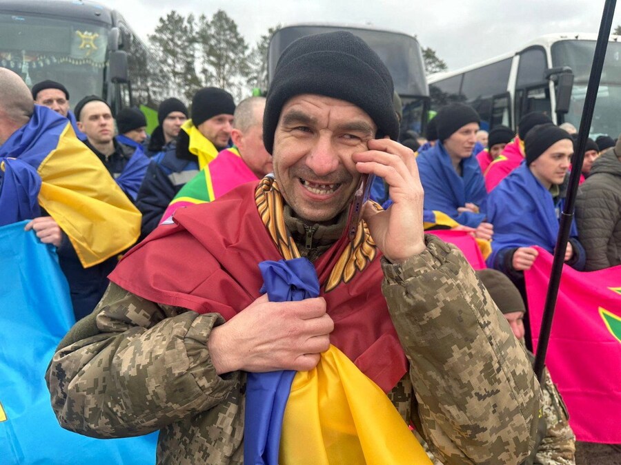 Prigionieri di guerra ucraini (POW) dopo uno scambio in una località sconosciuta dell’Ucraina (via REUTERS)