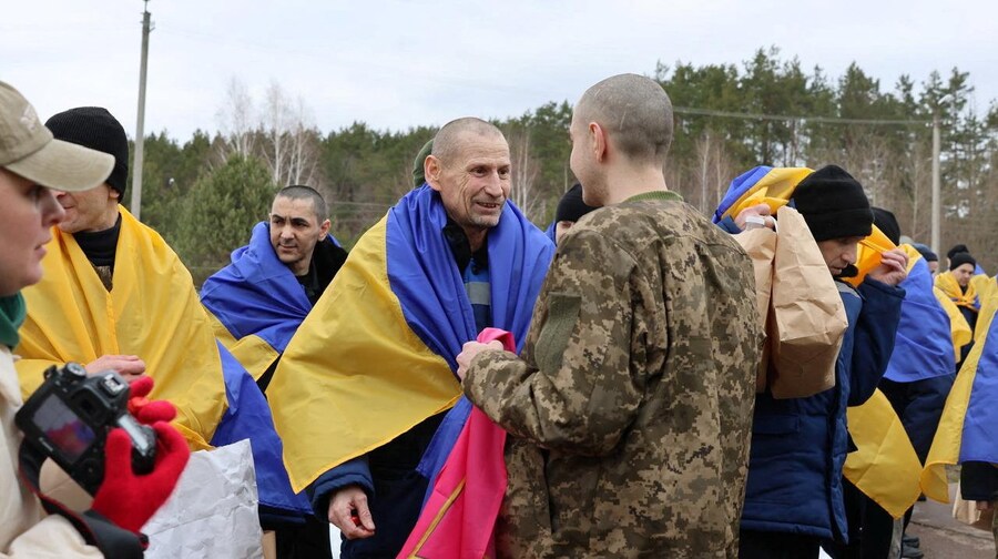 Prigionieri di guerra ucraini (POW) dopo uno scambio, durante l’attacco russo all’Ucraina, in una località sconosciuta dell’Ucraina (via REUTERS)