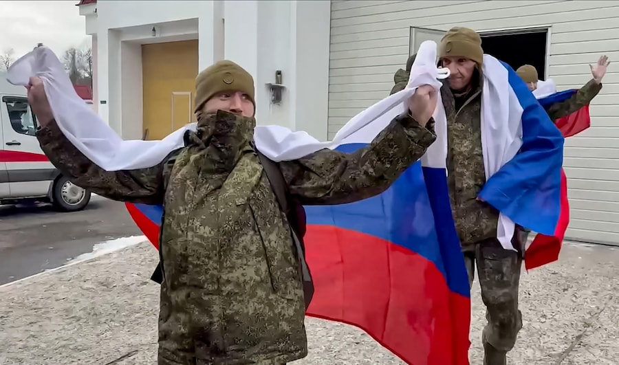 Un video distribuito dal servizio stampa del Ministero della Difesa russo mostra i prigionieri di guerra russi (POW) reagire dopo uno scambio di prigionieri in una località segreta in Bielorussia (EPA)