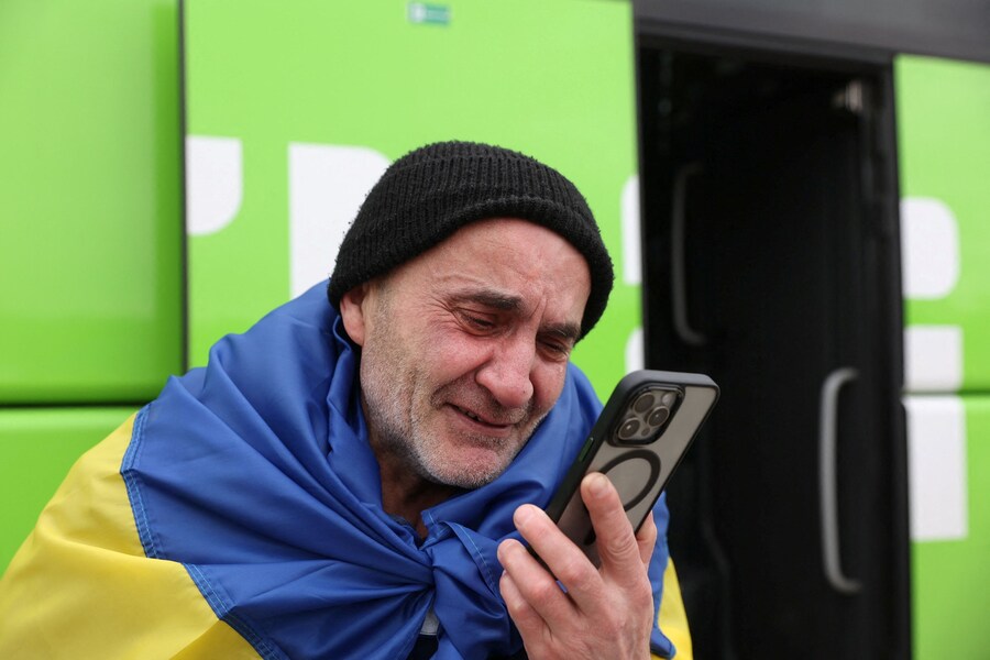 Un prigioniero di guerra ucraino (POW) viene ripreso dopo uno scambio in una località sconosciuta in Ucraina (via REUTERS)