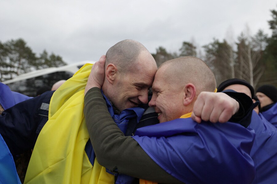 Prigionieri di guerra ucraini (POW) dopo uno scambio in una località sconosciuta dell’Ucraina (via REUTERS)