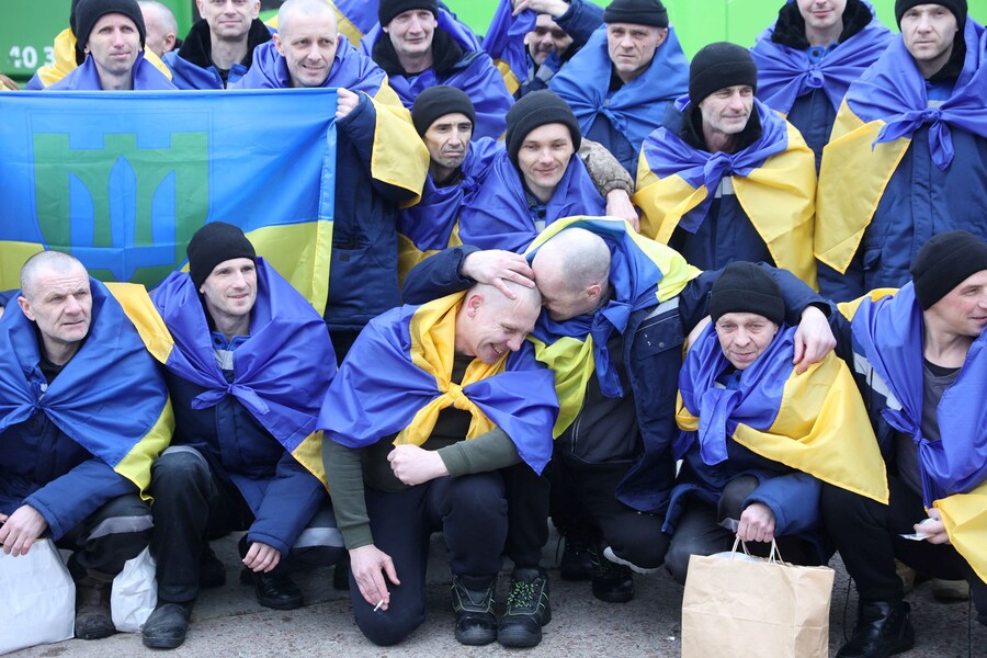 Prigionieri di guerra ucraini (POW) dopo uno scambio in una località sconosciuta dell’Ucraina (via REUTERS)