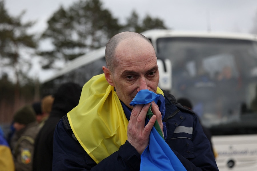 Un prigioniero di guerra ucraino (POW) viene ripreso dopo uno scambio, durante l’attacco russo all’Ucraina, in una località sconosciuta in Ucraina (via REUTERS)