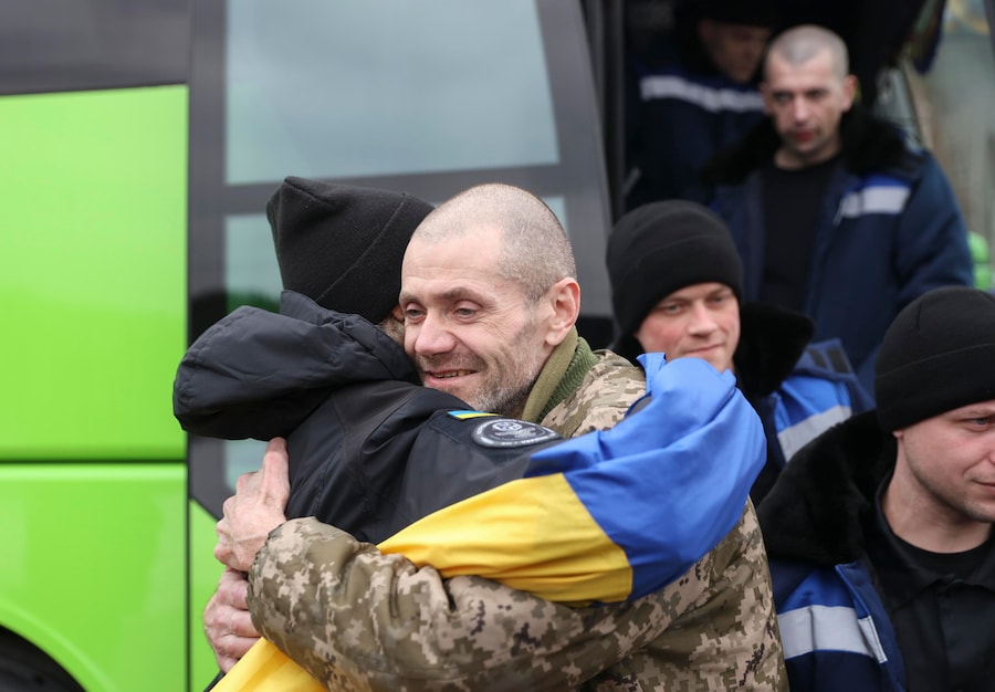 Una foto distribuita dal servizio stampa presidenziale ucraino mostra un prigioniero di guerra ucraino (POW) reagire dopo uno scambio di prigionieri in una località segreta in Ucraina (EPA)