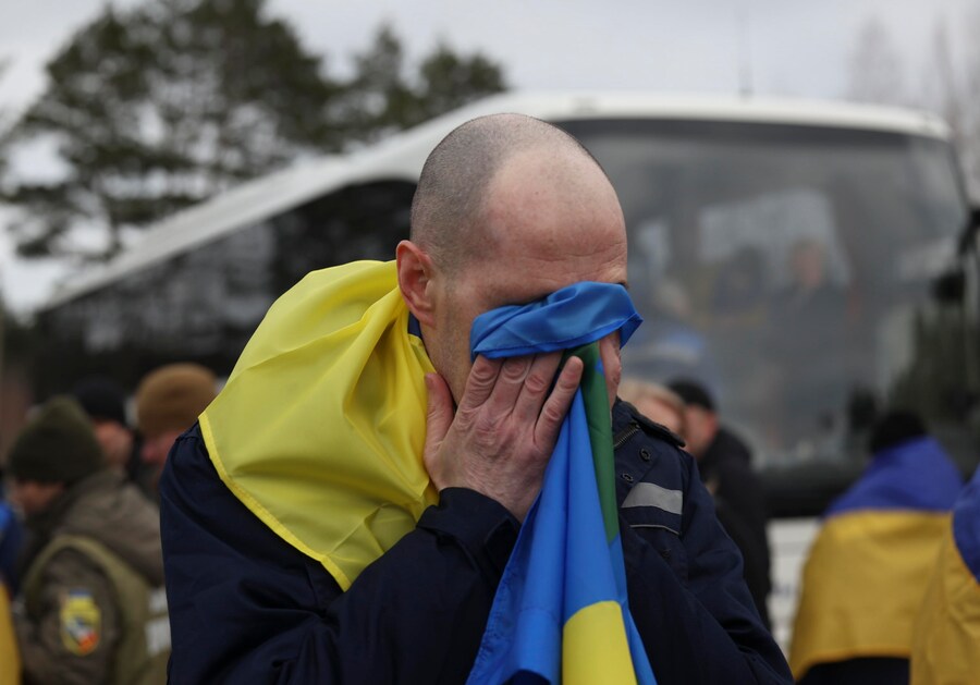 Una foto distribuita dal servizio stampa presidenziale ucraino mostra un prigioniero di guerra ucraino (POW) commuoversi dopo uno scambio di prigionieri in una località segreta in Ucraina (EPA)