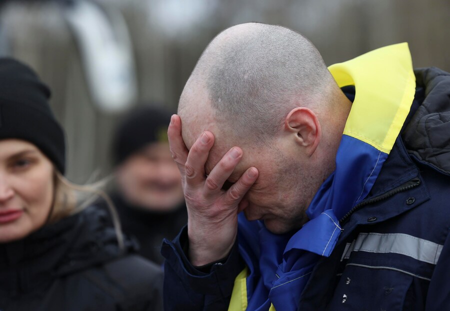 Una foto distribuita dal servizio stampa presidenziale ucraino mostra un prigioniero di guerra ucraino (POW) si commuove dopo uno scambio di prigionieri in una località segreta in Ucraina (EPA)