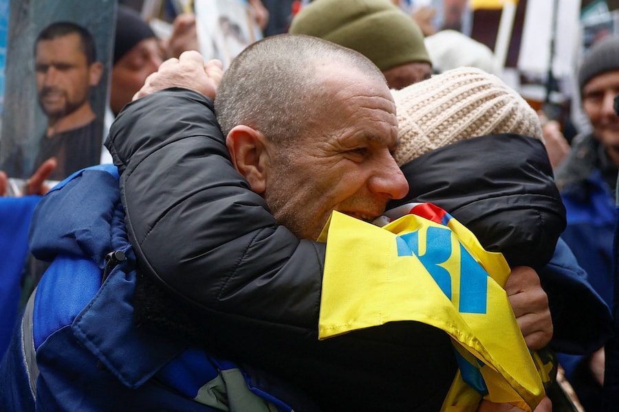 Una donna abbraccia il suo parente, un prigioniero di guerra ucraino liberato al suo ritorno dopo uno scambio, durante l’attacco russo all’Ucraina, in una località segreta in Ucraina (REUTERS)