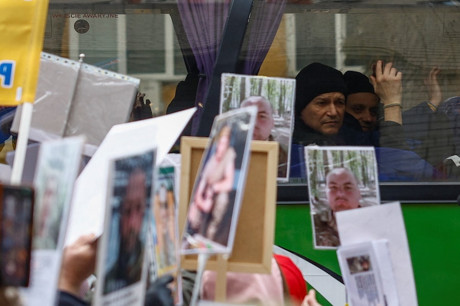 Prigionieri di guerra ucraini (POW) seduti su un autobus mentre tornano dopo uno scambio, durante l’attacco russo all’Ucraina, in una località segreta in Ucraina (REUTERS)