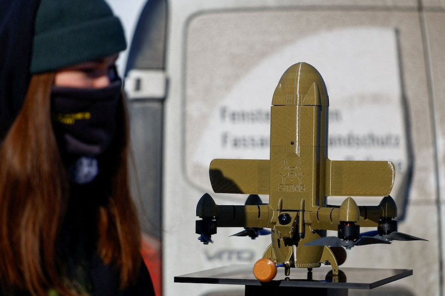 Il drone intercettore STING FPV è esposto in una mostra di produttori di droni ucraini, durante l’attacco russo all’Ucraina, in una località segreta, Ucraina (REUTERS)