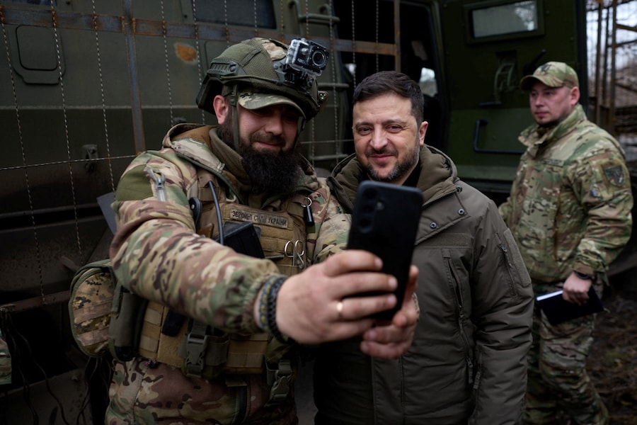 Il presidente ucraino Volodymyr Zelenskiy posa per una foto con un militare ucraino mentre visita una postazione in prima linea, durante l'attacco russo all'Ucraina, nella regione di Donetsk, Ucraina, 6 marzo 2026. Servizio stampa presidenziale ucraino/Handout via REUTERS (via REUTERS)