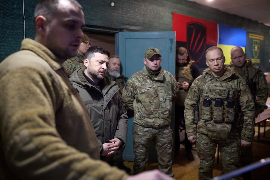 Il presidente ucraino Volodymyr Zelenskiy, il vicecapo del suo ufficio, il generale di brigata Pavlo Palisa, e il comandante in capo delle forze armate ucraine, il generale Oleksandr Syrskyi, visitano una postazione dei militari ucraini in prima linea, durante l'attacco russo all'Ucraina, nella regione di Donetsk, Ucraina, il 6 marzo 2026. Servizio stampa presidenziale ucraino/Handout via REUTERS (via REUTERS)