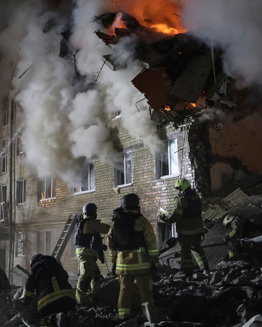 I soccorritori lavorano sul luogo dell'edificio colpito da un missile russo, durante l'attacco della Russia all'Ucraina, a Kharkiv, Ucraina, il 7 marzo 2026. REUTERS/Vyacheslav Madiyevskyy (REUTERS)
