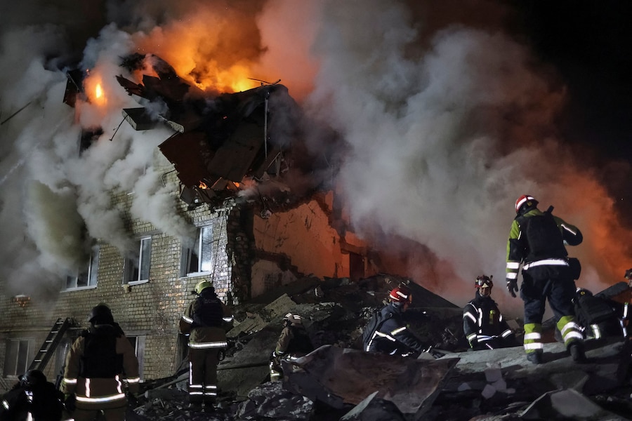 I soccorritori lavorano sul luogo dell'edificio residenziale colpito da un missile russo, durante l'attacco della Russia all'Ucraina, a Kharkiv, Ucraina, il 7 marzo 2026. REUTERS/Vyacheslav Madiyevskyy (REUTERS)