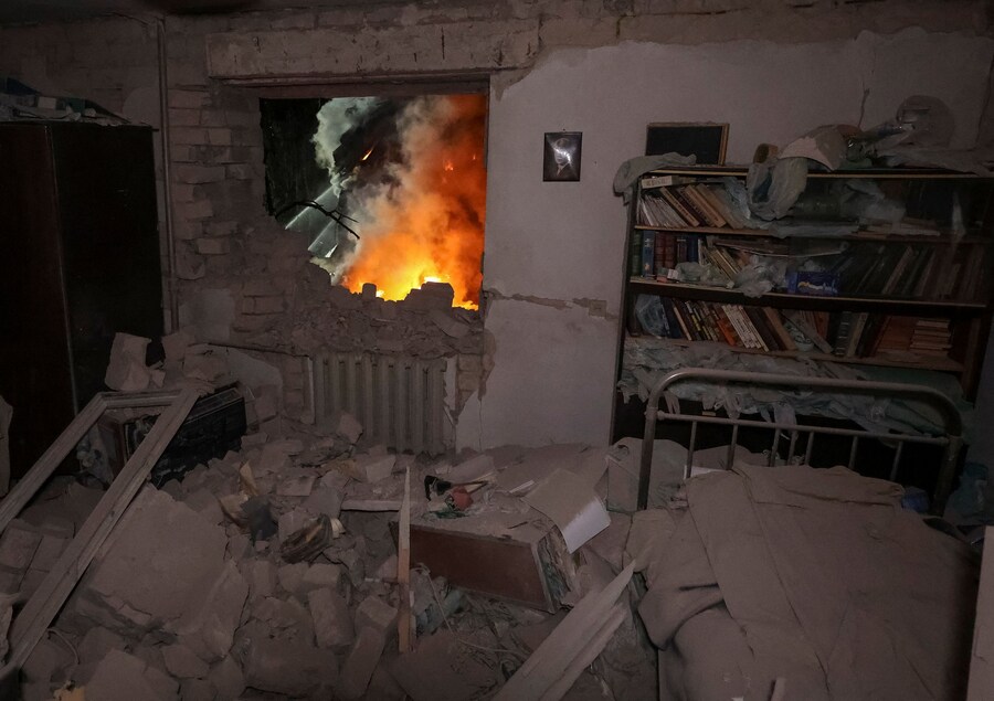 L'interno di una stanza danneggiata nel condominio colpito da un missile russo, durante l'attacco della Russia all'Ucraina, a Kharkiv, Ucraina, il 7 marzo 2026. REUTERS/Vyacheslav Madiyevskyy (REUTERS)