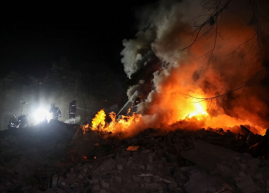 I soccorritori lavorano sul luogo dell'edificio residenziale colpito da un missile russo, durante l'attacco della Russia all'Ucraina, a Kharkiv, Ucraina, il 7 marzo 2026. REUTERS/Vyacheslav Madiyevskyy (REUTERS)
