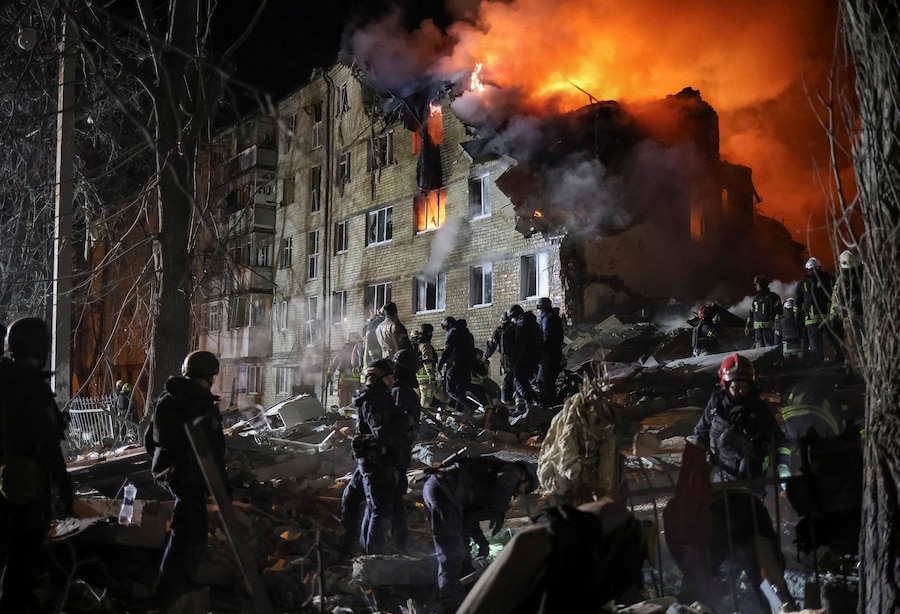 I soccorritori lavorano sul luogo dell'edificio residenziale colpito da un missile russo, durante l'attacco della Russia all'Ucraina, a Kharkiv, Ucraina, il 7 marzo 2026. REUTERS/Vyacheslav Madiyevskyy (REUTERS)