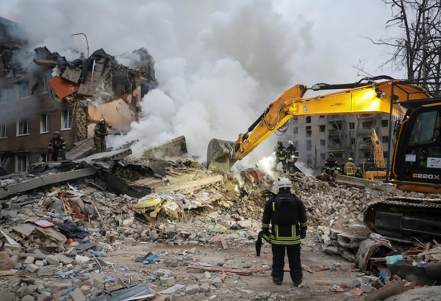 I soccorritori lavorano sul luogo di un condominio colpito da un missile russo, durante l'attacco della Russia all'Ucraina, a Kharkiv, Ucraina, il 7 marzo 2026. REUTERS/Vyacheslav Madiyevskyy (REUTERS)