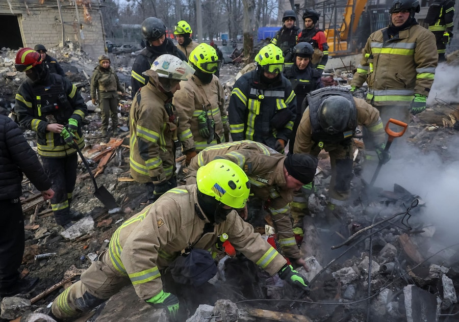 I soccorritori recuperano il corpo di una donna dalle macerie di un condominio colpito durante i missili russi lanciati nella notte, nel contesto dell'attacco della Russia all'Ucraina, a Kharkiv, Ucraina, il 7 marzo 2026. REUTERS/Vyacheslav Madiyevskyy (REUTERS)