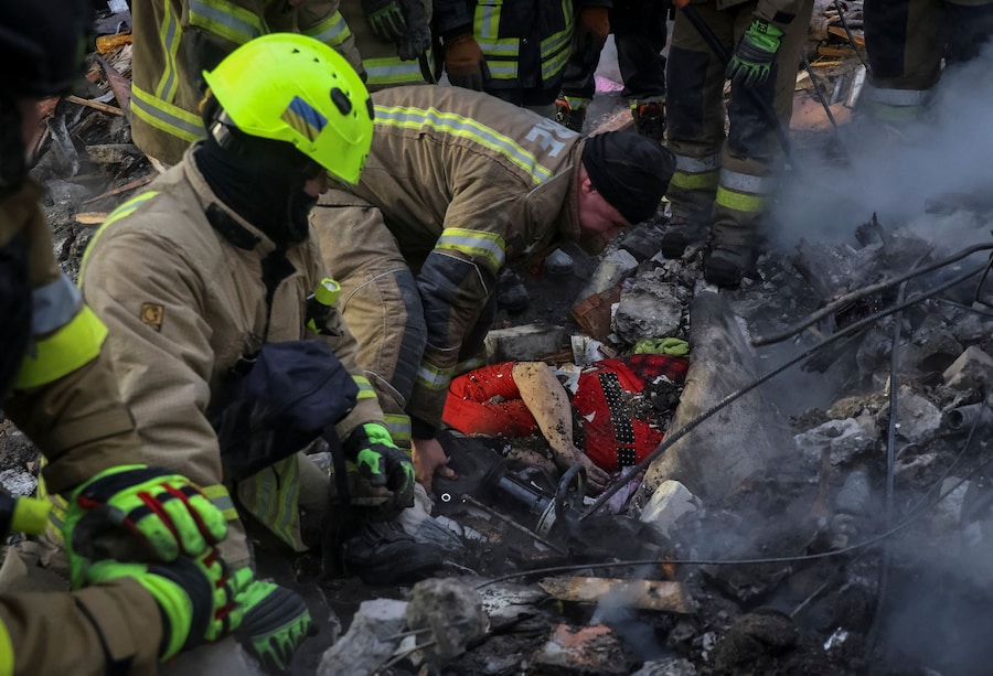 I soccorritori recuperano il corpo di una donna dalle macerie di un condominio colpito durante i bombardamenti notturni russi, nel contesto dell'attacco della Russia all'Ucraina, a Kharkiv, Ucraina, il 7 marzo 2026. REUTERS/Vyacheslav Madiyevskyy (REUTERS)