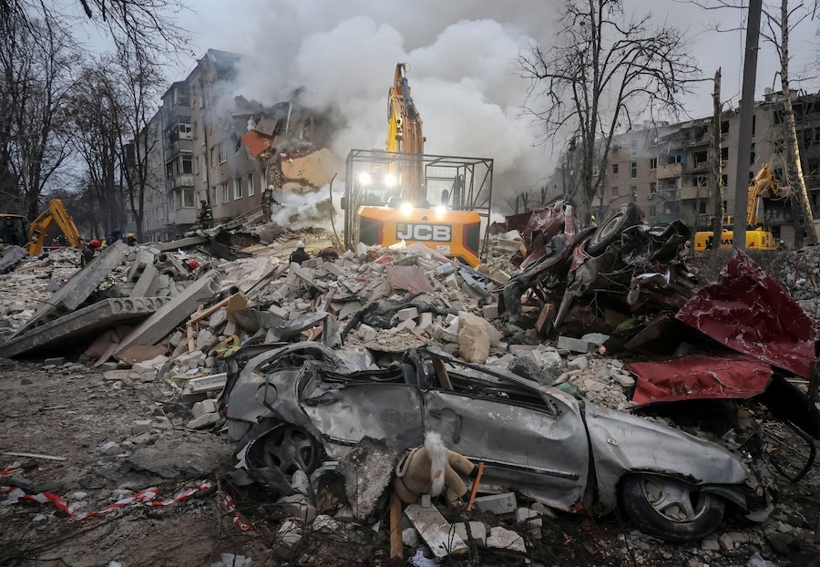 I soccorritori lavorano sul luogo di un condominio colpito da un missile russo, durante l'attacco della Russia all'Ucraina, a Kharkiv, Ucraina, il 7 marzo 2026. REUTERS/Vyacheslav Madiyevskyy (REUTERS)