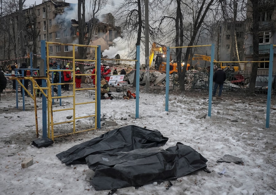 Sacchi contenenti i corpi di persone ritrovati sotto le macerie di un condominio colpito durante i bombardamenti missilistici russi notturni, nel contesto dell'attacco della Russia all'Ucraina, a Kharkiv, Ucraina, 7 marzo 2026. REUTERS/Vyacheslav Madiyevskyy (REUTERS)