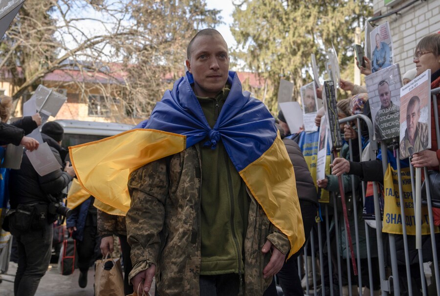 I prigionieri di guerra ucraini reagiscono dopo uno scambio di prigionieri in una località segreta in Ucraina, il 6 marzo 2026. L'Ucraina ha annunciato lo scambio di 300 prigionieri di guerra ciascuno con la Russia. La fase successiva e finale dello scambio di prigionieri è stata completata. I 300 ucraini, soldati delle forze armate, della guardia nazionale, del servizio di frontiera statale, delle forze militari-navali, delle forze dei sistemi senza pilota e del servizio speciale di trasporto statale sono stati restituiti dalla prigionia russa, secondo il canale Telegram del presidente ucraino Zelensky. In totale, 500 prigionieri di guerra ucraini sono stati riportati a casa in due giorni, secondo gli accordi raggiunti a Ginevra nel febbraio 2026. EPA/ANDREW KRAVCHENKO (EPA)