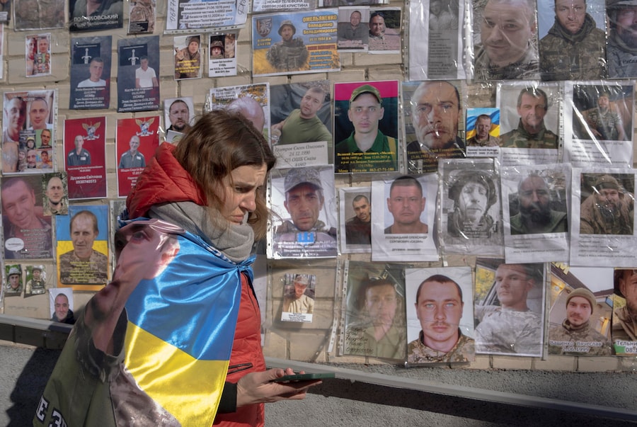 Gli ucraini partecipano a uno scambio di prigionieri in una località segreta in Ucraina, il 6 marzo 2026. L'Ucraina ha annunciato lo scambio di 300 prigionieri di guerra ciascuno con la Russia. La fase successiva e finale dello scambio di prigionieri è stata completata. I 300 ucraini, soldati delle forze armate, della guardia nazionale, del servizio di frontiera statale, delle forze militari-navali, delle forze dei sistemi senza pilota e del servizio speciale di trasporto statale sono stati restituiti dalla prigionia russa, secondo il canale Telegram del presidente ucraino Zelensky. In totale, 500 prigionieri di guerra ucraini sono stati riportati a casa in due giorni, secondo gli accordi raggiunti a Ginevra nel febbraio 2026. EPA/ANDREW KRAVCHENKO (EPA)