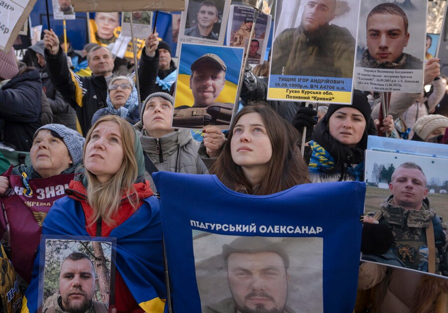 Gli ucraini mostrano i ritratti dei loro parenti scomparsi ai prigionieri di guerra rilasciati nella speranza che qualcuno li riconosca e fornisca informazioni, a seguito di uno scambio di prigionieri in una località segreta in Ucraina, il 6 marzo 2026. L'Ucraina ha annunciato lo scambio di 300 prigionieri di guerra ciascuno con la Russia. La fase successiva e finale dello scambio di prigionieri è stata completata. I 300 ucraini, soldati delle forze armate, della guardia nazionale, del servizio di frontiera statale, delle forze militari-navali, delle forze dei sistemi senza pilota e del servizio speciale di trasporto statale sono stati restituiti dalla prigionia russa, secondo il canale Telegram del presidente ucraino Zelensky. In totale, 500 prigionieri di guerra ucraini sono stati riportati a casa in due giorni, secondo gli accordi raggiunti a Ginevra nel febbraio 2026. EPA/ANDREW KRAVCHENKO 111851 (EPA)