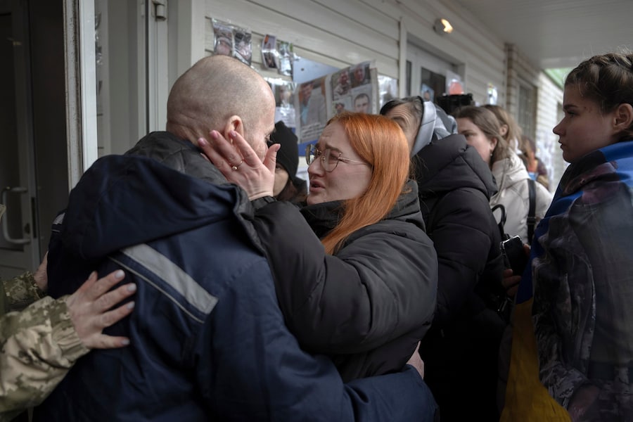 I prigionieri di guerra ucraini reagiscono dopo uno scambio di prigionieri in una località segreta in Ucraina, il 6 marzo 2026. L'Ucraina ha annunciato lo scambio di 300 prigionieri di guerra ciascuno con la Russia. La fase successiva e finale dello scambio di prigionieri è stata completata. I 300 ucraini, soldati delle forze armate, della guardia nazionale, del servizio di frontiera statale, delle forze militari-navali, delle forze dei sistemi senza pilota e del servizio speciale di trasporto statale sono stati restituiti dalla prigionia russa, secondo il canale Telegram del presidente ucraino Zelensky. In totale, 500 prigionieri di guerra ucraini sono stati riportati a casa in due giorni, secondo gli accordi negoziati a Ginevra nel febbraio 2026. EPA/ANDREW KRAVCHENKO (EPA)