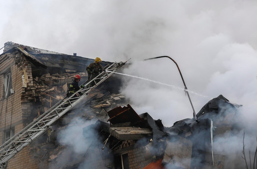 I soccorritori ucraini lavorano sul luogo di un attacco contro un edificio residenziale a Kharkiv, nell'Ucraina nord-orientale, durante l'invasione russa. Secondo il capo dell'amministrazione militare di Kharkiv, Oleg Synegubov, almeno sette persone sono morte e più di una dozzina sono rimaste ferite a seguito dell'attacco notturno russo contro la zona residenziale di Kharkiv. EPA/SERGEY KOZLOV (EPA)