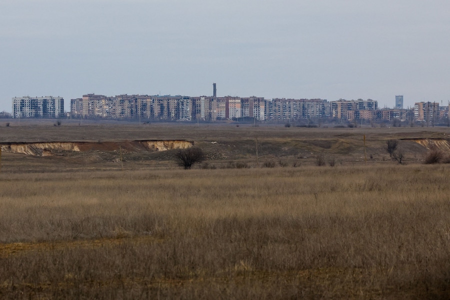 Edifici residenziali danneggiati nel corso del conflitto militare tra Russia e Ucraina a Vuhledar (Ugledar), nella regione di Donetsk, un'area dell'Ucraina controllata dalla Russia. REUTERS/Alexander Ermochenko (REUTERS)