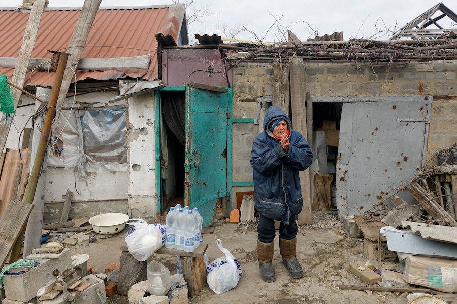 Un residente locale reagisce mentre si trova in piedi vicino a bottiglie d'acqua e sacchetti di plastica contenenti cibo, mentre i volontari arrivano per distribuire aiuti umanitari nell'insediamento di Velyka Novosilka (Velikaya Novosyolovka), nel mezzo del conflitto militare tra Russia e Ucraina nella regione di Donetsk, un'area dell'Ucraina controllata dalla Russia. REUTERS/Alexander Ermochenko (REUTERS)