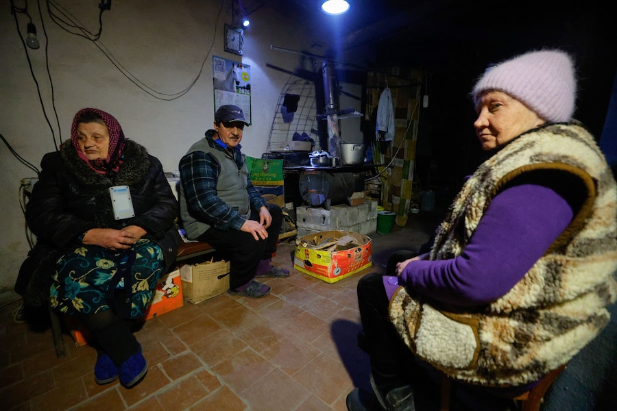 I residenti locali si riuniscono nel seminterrato di un edificio adibito a rifugio temporaneo mentre i volontari arrivano nell'insediamento di Velyka Novosilka (Velikaya Novosyolovka) per distribuire aiuti umanitari nel contesto del conflitto militare tra Russia e Ucraina nella regione di Donetsk, un'area dell'Ucraina controllata dalla Russia, REUTERS/Alexander Ermochenko (REUTERS)