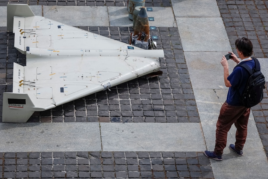 Un visitatore di una mostra scatta una foto di parti di un velivolo senza pilota (UAV) Shahed-131/136 di fabbricazione iraniana, lanciato sui territori ucraini durante l'attacco della Russia all'Ucraina, a Kiev. REUTERS/Alina Smutko/Foto d'archivio (REUTERS)