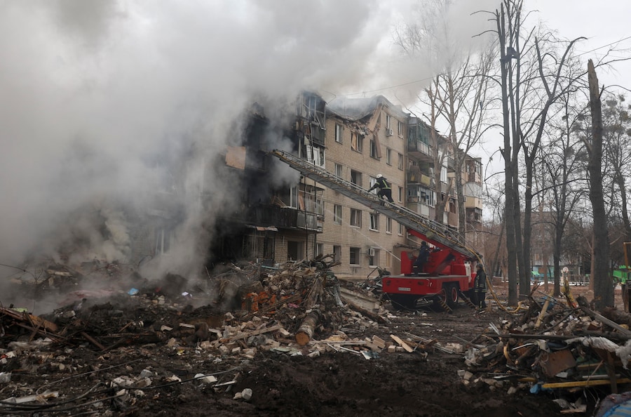 I soccorritori ucraini lavorano sul luogo di un attacco contro un edificio residenziale a Kharkiv, nel nord-est dell'Ucraina, durante l'invasione russa. Secondo il capo dell'amministrazione militare di Kharkiv, Oleg Synegubov, almeno sette persone sono morte e più di una dozzina sono rimaste ferite a seguito dell'attacco russo notturno contro la zona residenziale di Kharkiv. EPA/SERGEY KOZLOV (EPA)