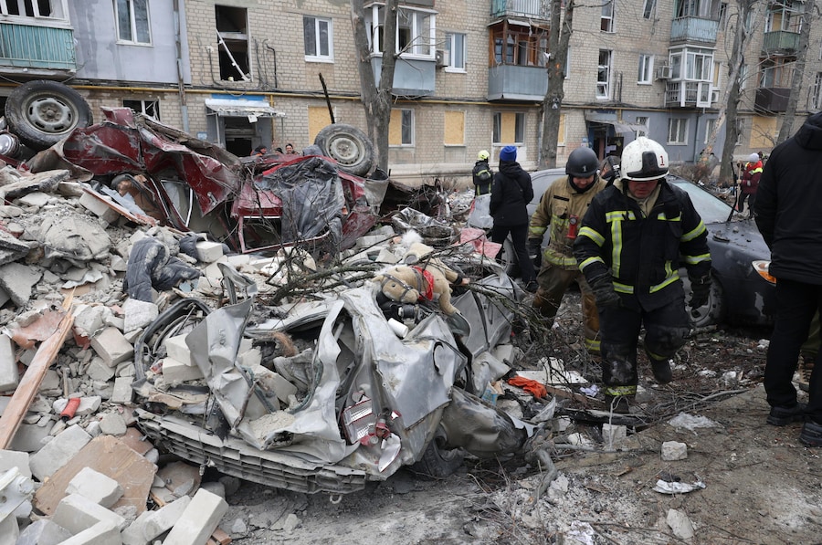 I soccorritori ucraini lavorano sul luogo di un attacco contro un edificio residenziale a Kharkiv, nell'Ucraina nord-orientale, durante l'invasione russa. Secondo il capo dell'amministrazione militare di Kharkiv, Oleg Synegubov, almeno sette persone sono morte e più di una dozzina sono rimaste ferite a seguito dell'attacco russo notturno contro la zona residenziale di Kharkiv. EPA/SERGEY KOZLOV (EPA)